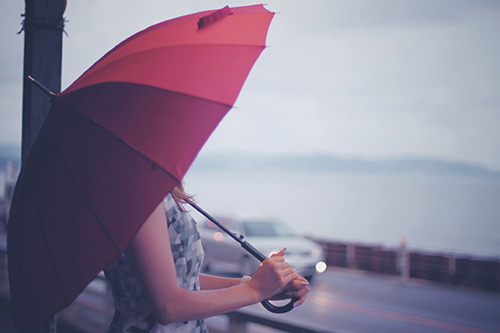 フリー写真画像『梅雨の鎌倉で傘をさす女の子』[ID:238]