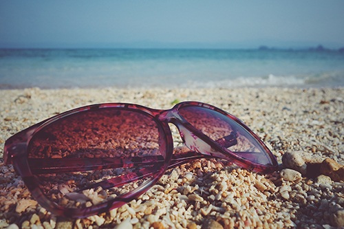 ビーチに置かれたサングラスのフリー画像 おしゃれなフリー写真素材 Girly Drop