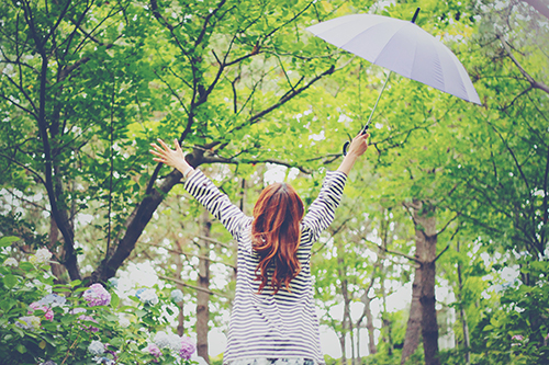 フリー写真画像『梅雨の真ん中で雨を止めようとする晴れ女』[ID:381]