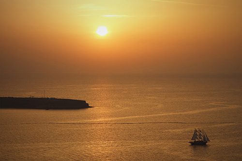 夕焼けに染まる海と船のフリー画像 おしゃれなフリー写真素材 Girly Drop