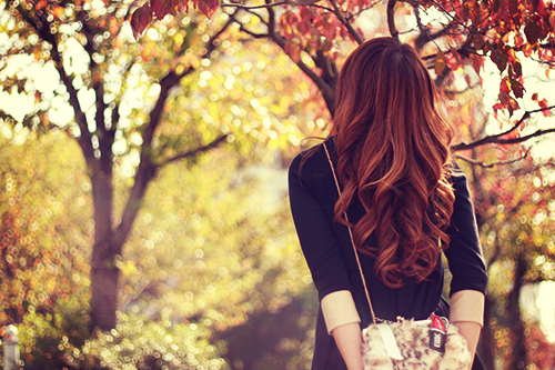 紅葉に見とれている秋の日の女の子のフリー画像 おしゃれなフリー写真素材 Girly Drop
