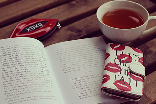 フリー写真画像『机に乗っている紅茶と本とスマートフォン』[ID:1595]