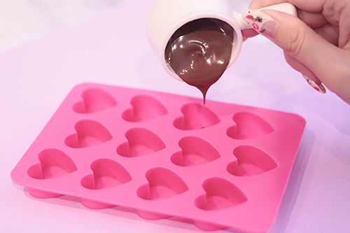 フリー写真画像『バレンタインデーに向けてチョコレートを型に流し込む様子』[ID:2282]