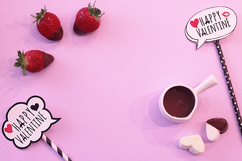 フリー写真画像『バレンタイン用のチョコに浸したイチゴとマシュマロ』[ID:2286]