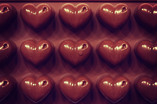 フリー写真画像『綺麗に並んだハートチョコレート型』[ID:2382]