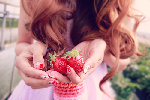 フリー写真画像『イチゴ狩りで摘んだイチゴを差し出す女の子』[ID:3045]