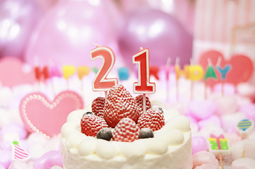 フリー写真画像『オシャレな誕生日画像：可愛いケーキとキャンドルでお祝い〜21歳編〜』[ID:3194]