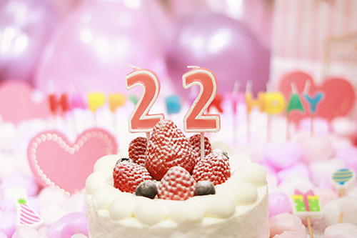 フリー写真画像『オシャレな誕生日画像：可愛いケーキとキャンドルでお祝い〜22歳編〜』[ID:3206]