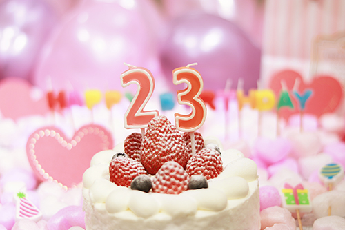 フリー写真画像『オシャレな誕生日画像：可愛いケーキとキャンドルでお祝い〜23歳編〜』[ID:3203]