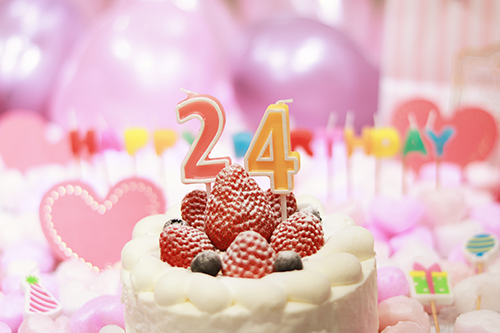 フリー写真画像『オシャレな誕生日画像：可愛いケーキとキャンドルでお祝い〜24歳編〜』[ID:3204]