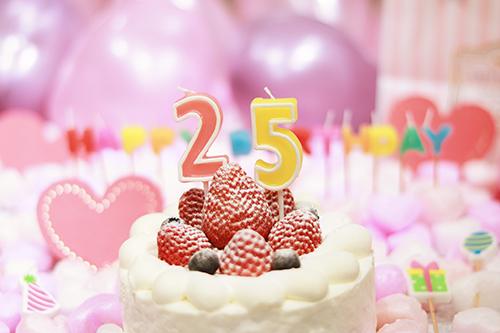 フリー写真画像『オシャレな誕生日画像：可愛いケーキとキャンドルでお祝い〜25歳編〜』[ID:3205]