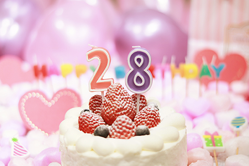 フリー写真画像『オシャレな誕生日画像：可愛いケーキとキャンドルでお祝い〜28歳編〜』[ID:3220]