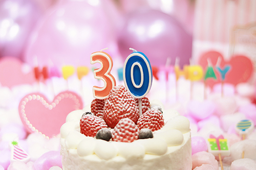 フリー写真画像『オシャレな誕生日画像：可愛いケーキとキャンドルでお祝い〜30歳編〜』[ID:3223]