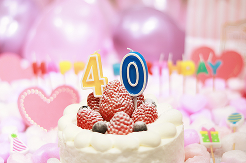 フリー写真画像『オシャレな誕生日画像：可愛いケーキとキャンドルでお祝い〜40歳編〜』[ID:3253]