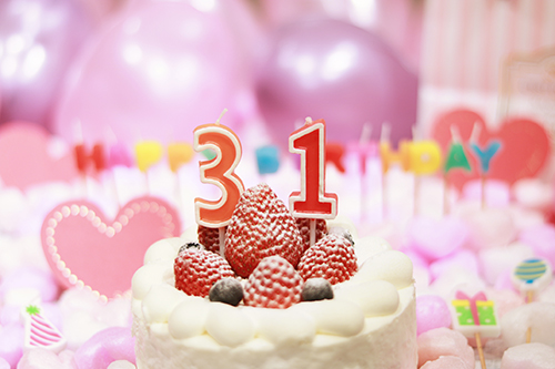 フリー写真画像『オシャレな誕生日画像：可愛いケーキとキャンドルでお祝い〜31歳編〜』[ID:3218]