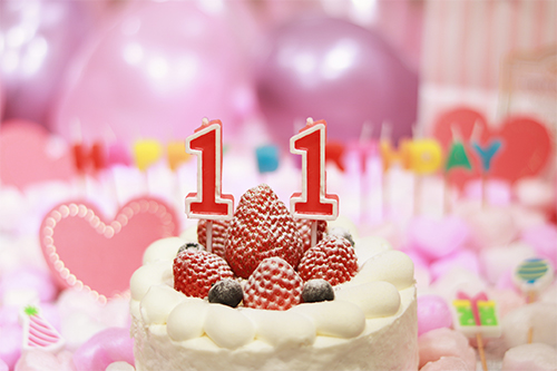 フリー写真画像『オシャレな誕生日画像：可愛いケーキとキャンドルでお祝い〜11歳編〜』[ID:3187]