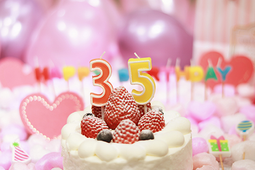 フリー写真画像『オシャレな誕生日画像：可愛いケーキとキャンドルでお祝い〜35歳編〜』[ID:3226]