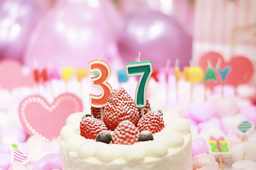 フリー写真画像『オシャレな誕生日画像：可愛いケーキとキャンドルでお祝い〜37歳編〜』[ID:3244]