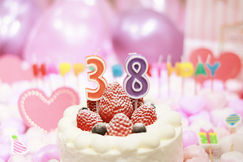 フリー写真画像『オシャレな誕生日画像：可愛いケーキとキャンドルでお祝い〜38歳編〜』[ID:3243]