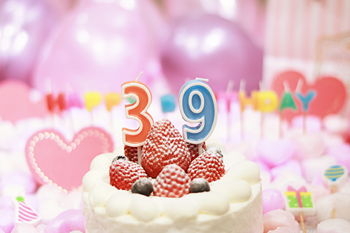 フリー写真画像『オシャレな誕生日画像：可愛いケーキとキャンドルでお祝い〜39歳編〜』[ID:3250]