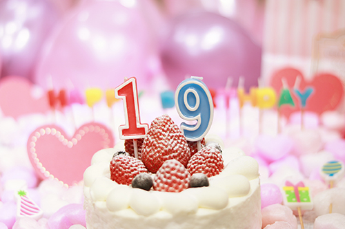 フリー写真画像『オシャレな誕生日画像：可愛いケーキとキャンドルでお祝い〜19歳編〜』[ID:3184]