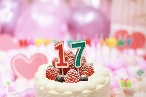 フリー写真画像『オシャレな誕生日画像：可愛いケーキとキャンドルでお祝い〜17歳編〜』[ID:3182]