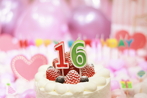 フリー写真画像『オシャレな誕生日画像：可愛いケーキとキャンドルでお祝い〜16歳編〜』[ID:3180]