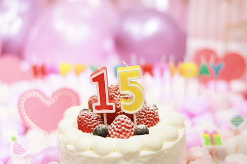 フリー写真画像『オシャレな誕生日画像：可愛いケーキとキャンドルでお祝い〜15歳編〜』[ID:3175]