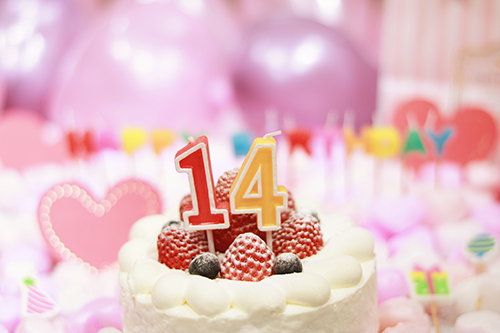 フリー写真画像『オシャレな誕生日画像：可愛いケーキとキャンドルでお祝い〜14歳編〜』[ID:3174]