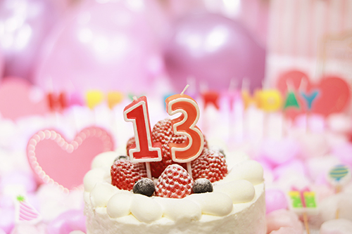フリー写真画像『オシャレな誕生日画像：可愛いケーキとキャンドルでお祝い〜13歳編〜』[ID:3173]