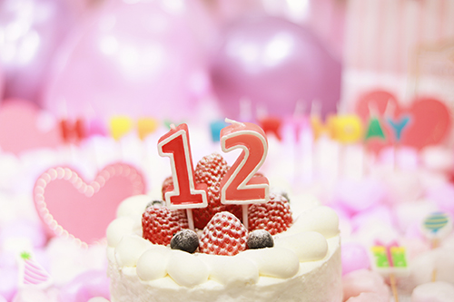 フリー写真画像『オシャレな誕生日画像：可愛いケーキとキャンドルでお祝い〜12歳編〜』[ID:3170]