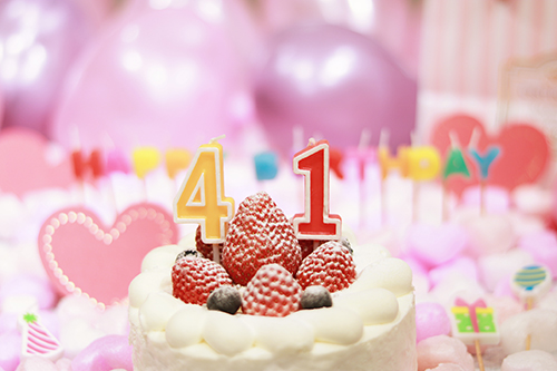 フリー写真画像『オシャレな誕生日画像：可愛いケーキとキャンドルでお祝い〜41歳編〜』[ID:3257]