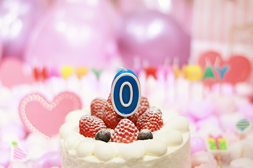 フリー写真画像『オシャレな誕生日画像：可愛いケーキとキャンドルでお祝い〜0歳編〜』[ID:3124]