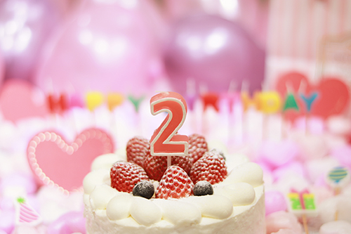 フリー写真画像『オシャレな誕生日画像：可愛いケーキとキャンドルでお祝い〜2歳編〜』[ID:3133]
