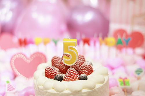 フリー写真画像『オシャレな誕生日画像：可愛いケーキとキャンドルでお祝い〜5歳編〜』[ID:3145]
