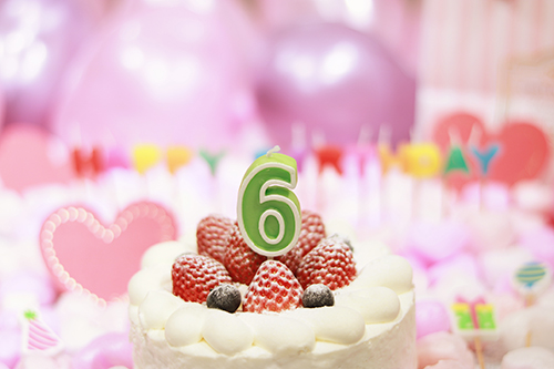 フリー写真画像『オシャレな誕生日画像：可愛いケーキとキャンドルでお祝い〜6歳編〜』[ID:3149]