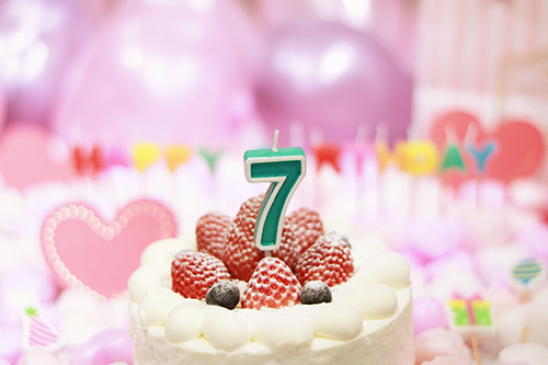 フリー写真画像『オシャレな誕生日画像：可愛いケーキとキャンドルでお祝い〜7歳編〜』[ID:3153]