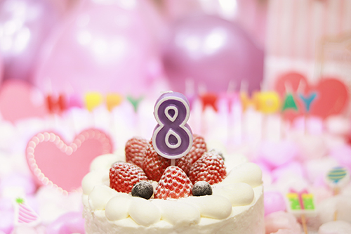 フリー写真画像『オシャレな誕生日画像：可愛いケーキとキャンドルでお祝い〜8歳編〜』[ID:3158]