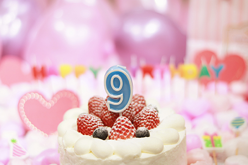 フリー写真画像『オシャレな誕生日画像：可愛いケーキとキャンドルでお祝い〜9歳編〜』[ID:3162]