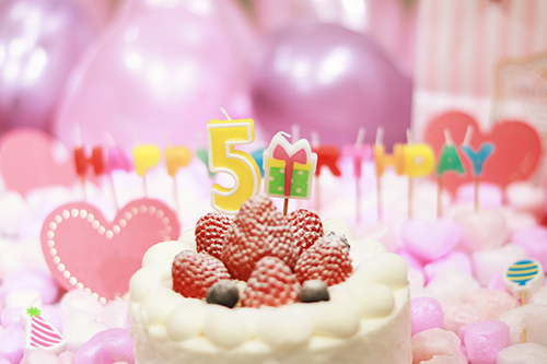 フリー写真画像『オシャレな誕生日画像：可愛いケーキとキャンドルでお祝い〜5？歳編〜』[ID:3299]