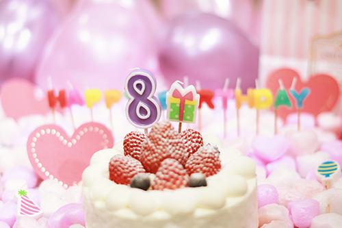 フリー写真画像『オシャレな誕生日画像：可愛いケーキとキャンドルでお祝い〜8？歳編〜』[ID:3303]