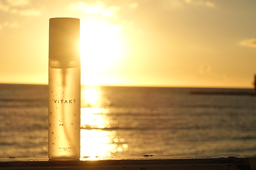 フリー写真画像『夕陽が透ける透明ボトルのオールインワンジェル『ViTAKT』』[ID:3643]