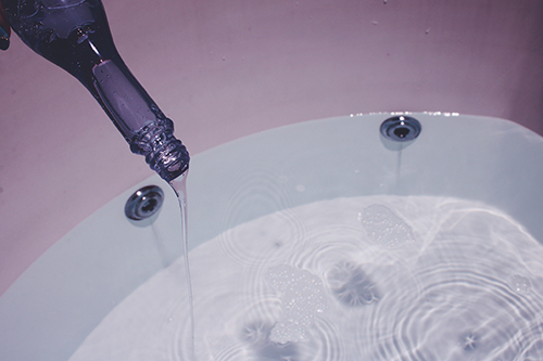 フリー写真画像『ジャグジーにバブルバスの入浴剤をそそぐ様子』[ID:3926]