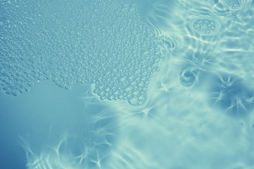 バブルバスの入浴剤が注がれたお風呂の水面のフリー画像 おしゃれなフリー写真素材 Girly Drop