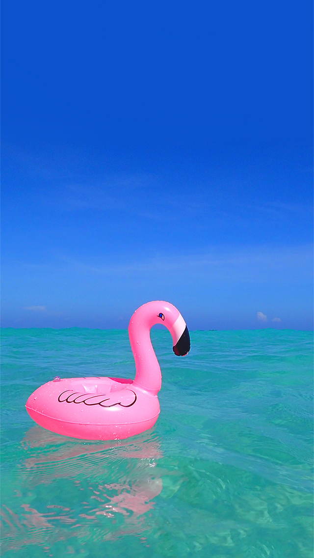 フリー写真画像『【オシャレなiPhone壁紙】ため息が出るほど美しい海にピンクが映えるフラミンゴのドリンクホルダー』[ID:3841]
