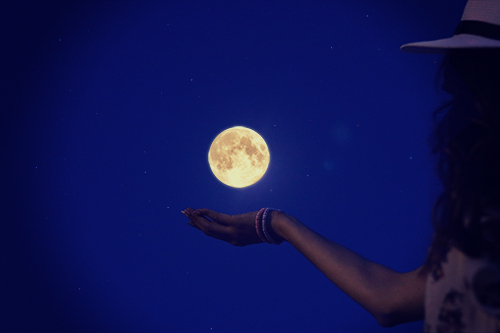 フリー写真画像『十五夜の満月に手をかざす神秘的な女の子』[ID:4126]