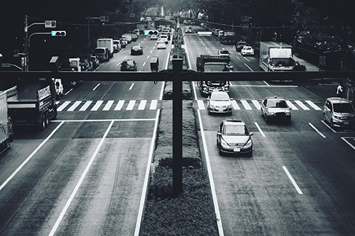フリー写真画像『まっすぐに続く道を行き交う東京の車たち』[ID:4154]