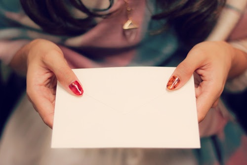 ドキドキ緊張しながら 手紙を差し出す女の子のフリー画像 おしゃれなフリー写真素材 Girly Drop