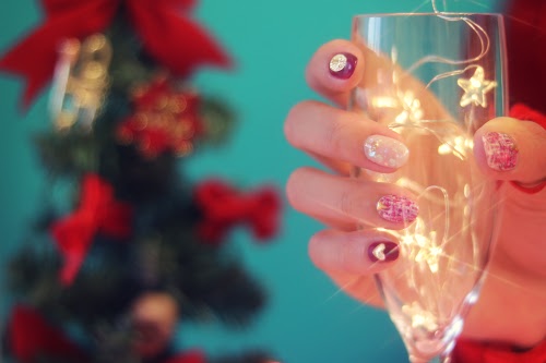 フリー写真画像『電飾をグラスに入れて飾り付けるめっちゃオシャレなクリスマスパーティ』[ID:4674]