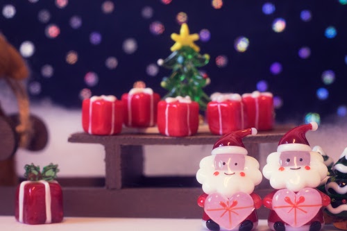 クリスマスのサンタさんたちの楽しい風景のフリー画像 おしゃれなフリー写真素材 Girly Drop